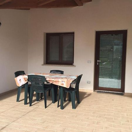 Trilocale Con Cortile Lägenhet Budoni Exteriör bild