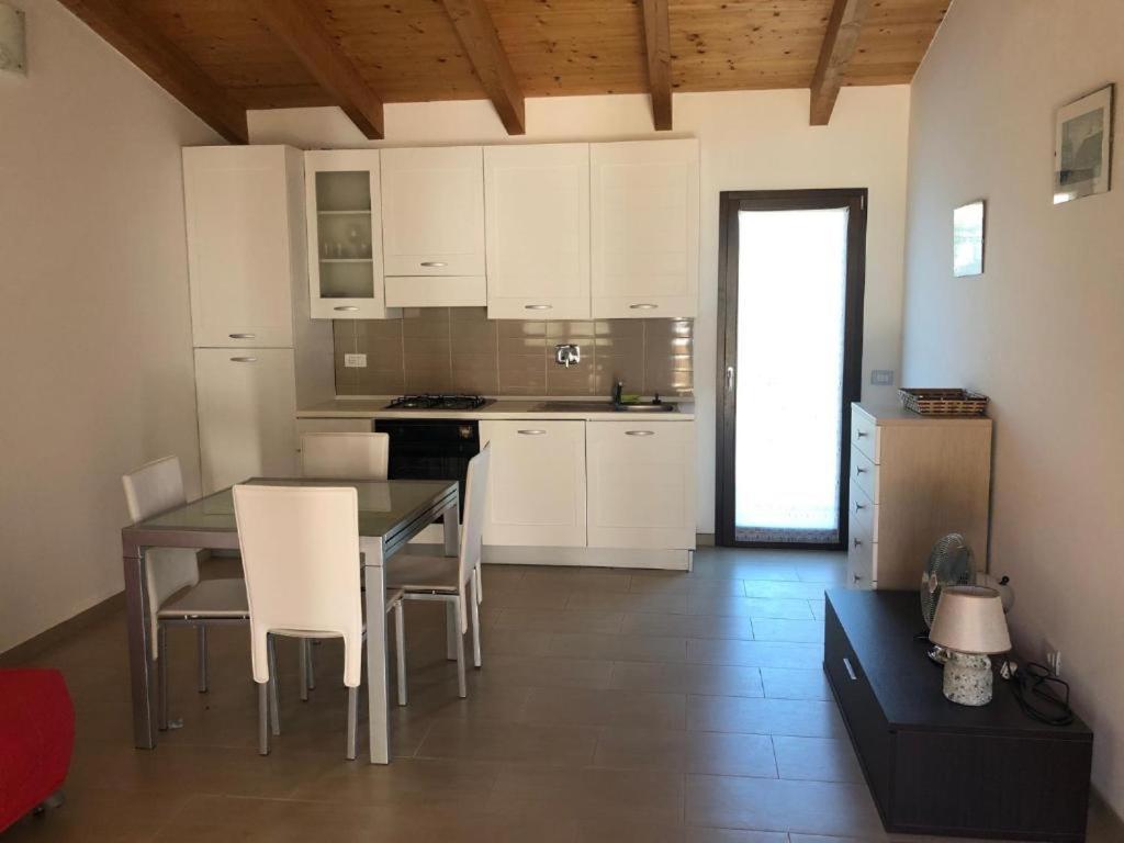 Trilocale Con Cortile Lägenhet Budoni Exteriör bild